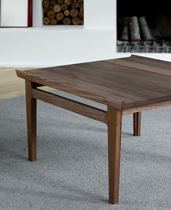 フィン・ユールらしい自由な発想のサイドテーブル『500 Couch Table