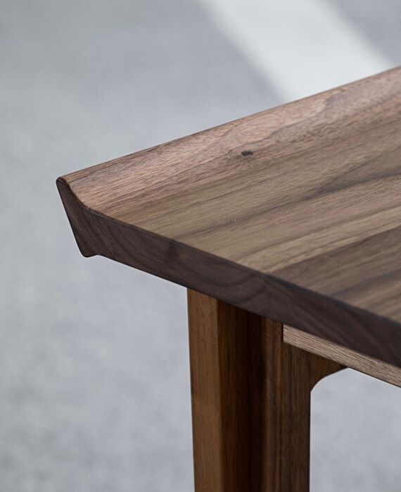 フィン・ユールらしい自由な発想のサイドテーブル『500 Couch Table