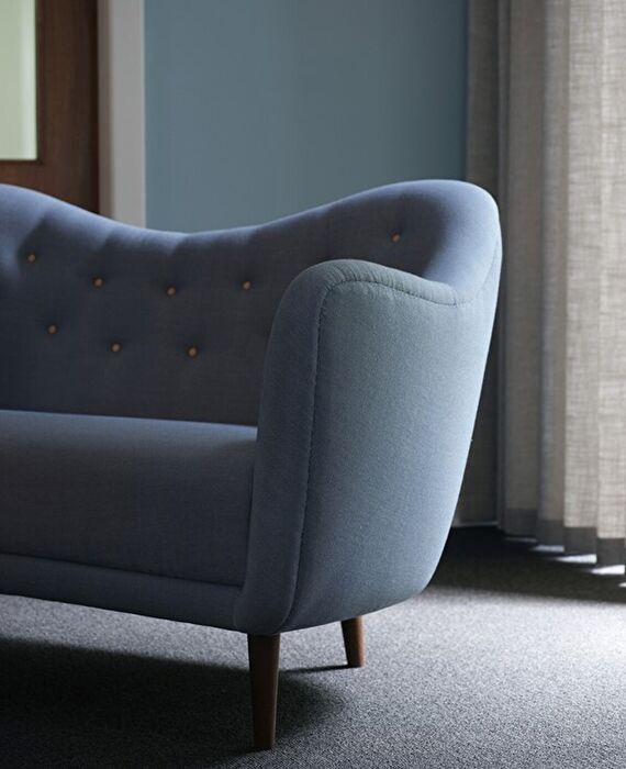 自由に流れるデザインと彫刻のような優美なフォルム『46 sofa