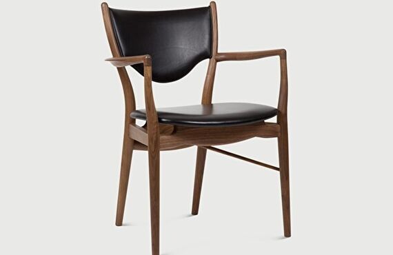 大きくカーブした後脚と造形美溢れるディテール『46 Arm chair』