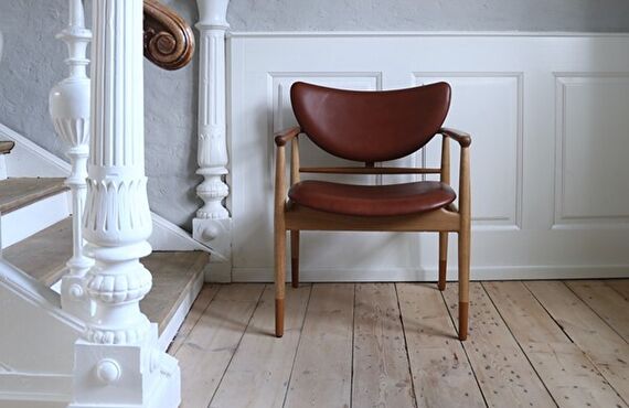 2つの素材が織りなす彫刻のような造形美『48 chair』
