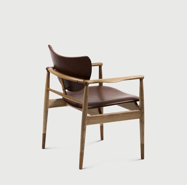 house-of-finn-juhl_48-chair_oak-dark-oil-walnut_cognac-leather_02