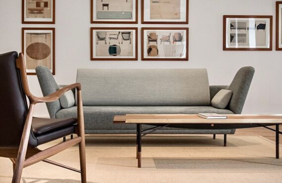 背の高いアームレストがユニークなデザイン『57 Sofa』