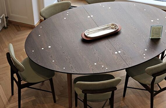 シルバーインレイが特徴的。伸縮可能なダイニングテーブル『Small Silver Table』