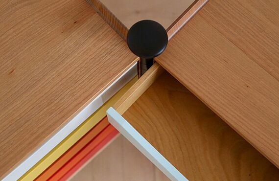 フィン・ユールが妻のためにデザインしたカラフルな寝室用家具『Globe Cabinet』