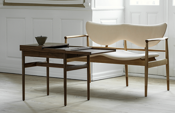 シンプルでグラフィカルなデザインのスタンド用テーブル『Artcollection Table』