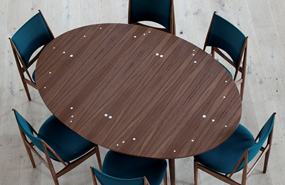 星のように天板全体に散りばめられたシルバーのインレイが印象的『Silver Table』