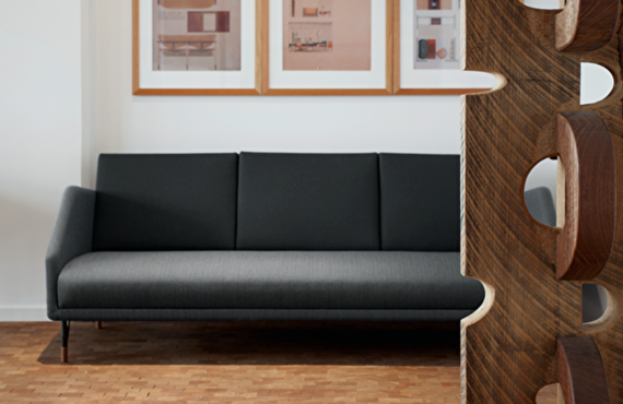 無駄のないインダストリアルなスタイルが特徴的『77sofa』