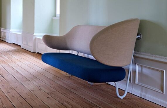 重力に逆らって動きを生み出した彫刻的なフォルム『Wall Sofa』